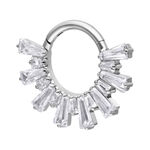 Clicker per setto argento con cristalli scintillanti su sfondo bianco