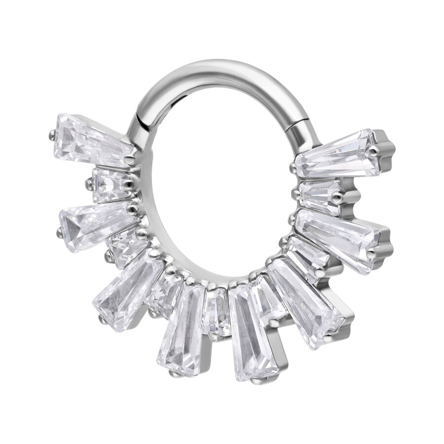 Clicker per setto argento con cristalli scintillanti su sfondo bianco
