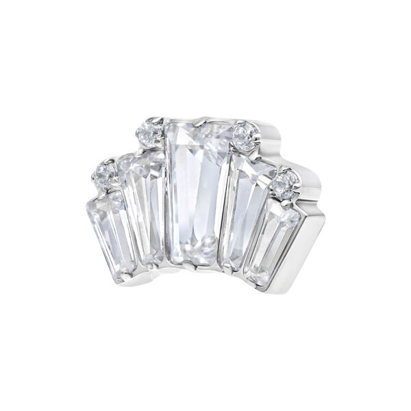 Inserto in metallo argentato con cristalli chiari su sfondo bianco