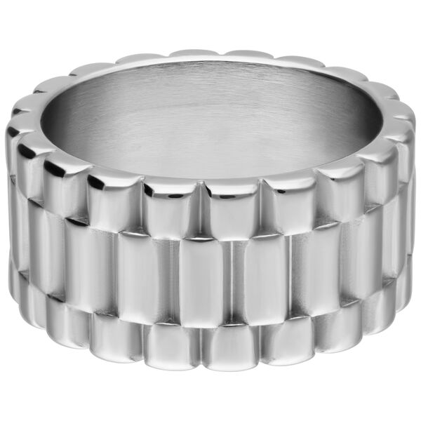Silberner Ring aus Edelstahl mit rillenartiger Textur auf weißem Hintergrund