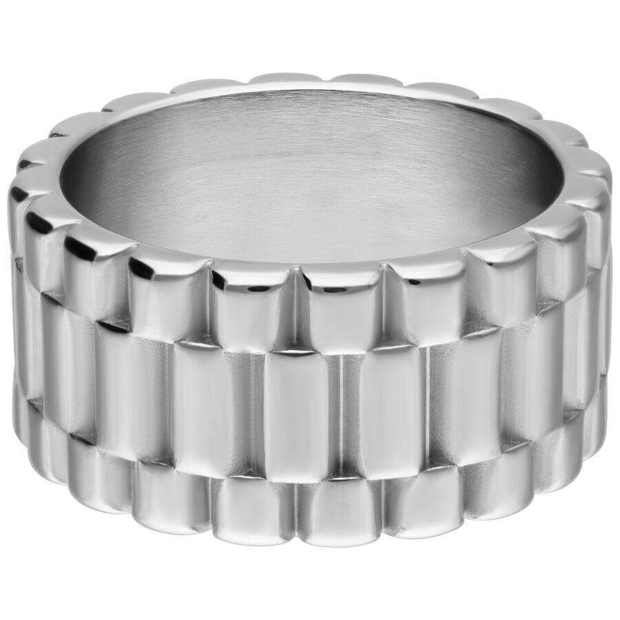 Anello argentato in acciaio inox con texture a scanalature su sfondo bianco