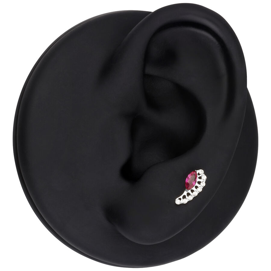 Pendiente de plata con cristal rojo ovalado en modelo de oreja negra