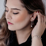 Donna con eleganti Chunky Pearl Hoops neri e argento e altri piercing all'orecchio