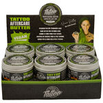 Latas de Believa Tattoo Butter en caja de exhibición verde sobre fondo blanco