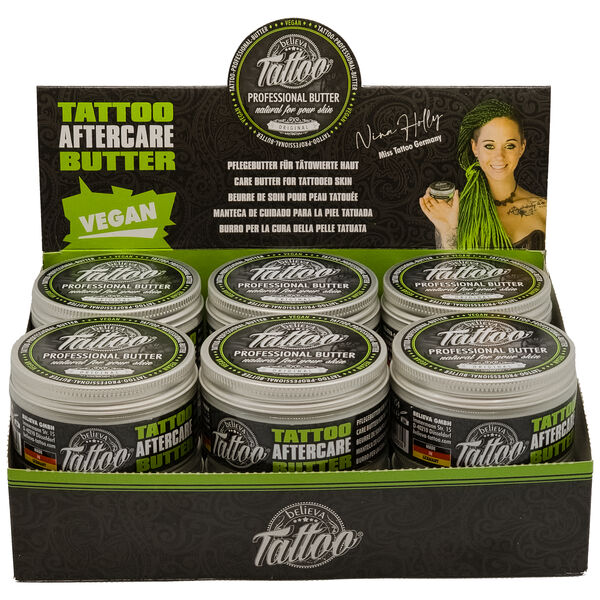 Latas de Believa Tattoo Butter en caja de exhibición verde sobre fondo blanco