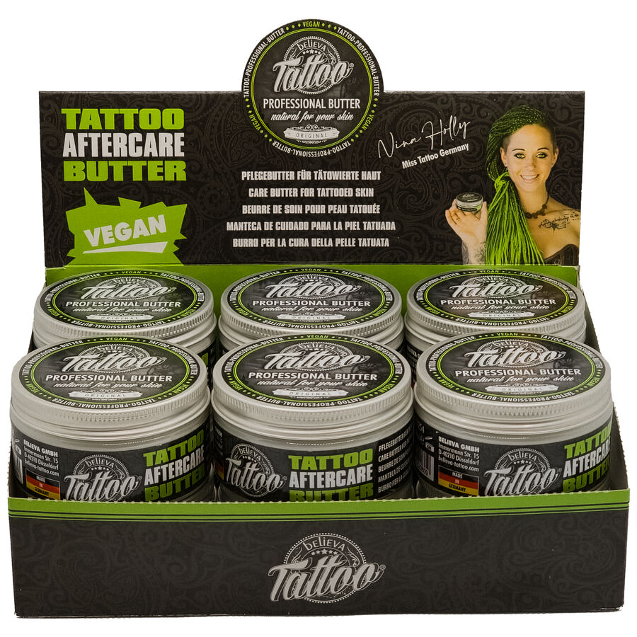 Latas de Believa Tattoo Butter en caja de exhibición verde sobre fondo blanco