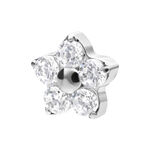 Fiore in argento con cristalli chiari su sfondo bianco
