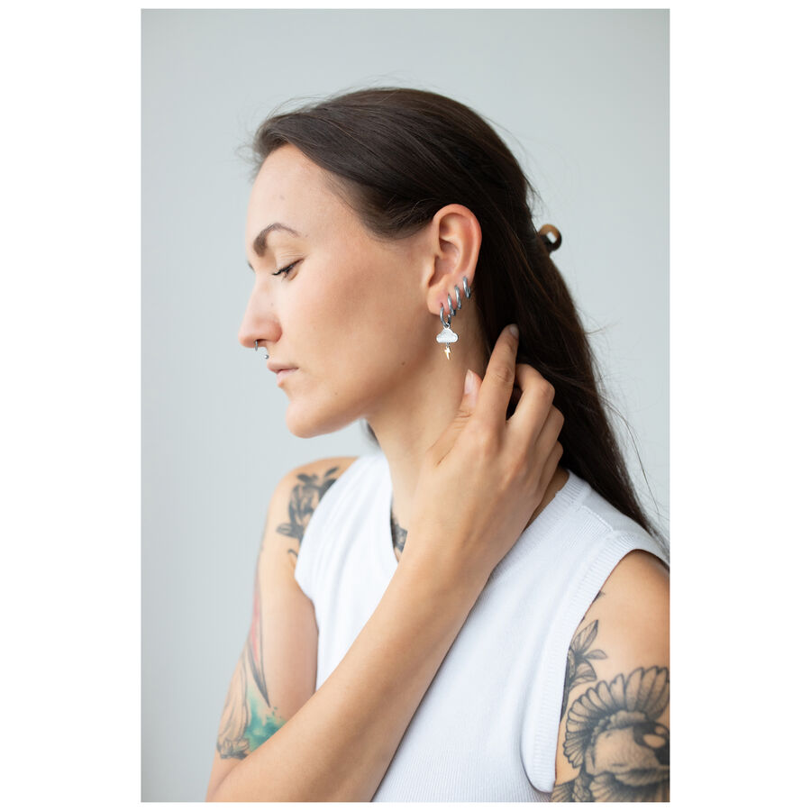 Mujer con pendientes Little Thunderstorm Hoops de acero quirúrgico en negro y plata