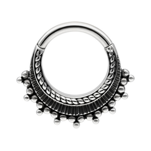 Aro de piercing plateado con adornos sobre fondo blanco