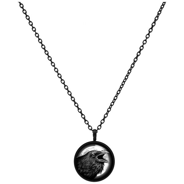 Collana nera con pendente a forma di corvo in acciaio chirurgico su sfondo bianco