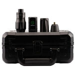 Set da tatuaggio con custodia nera, macchina e accessori su sfondo bianco