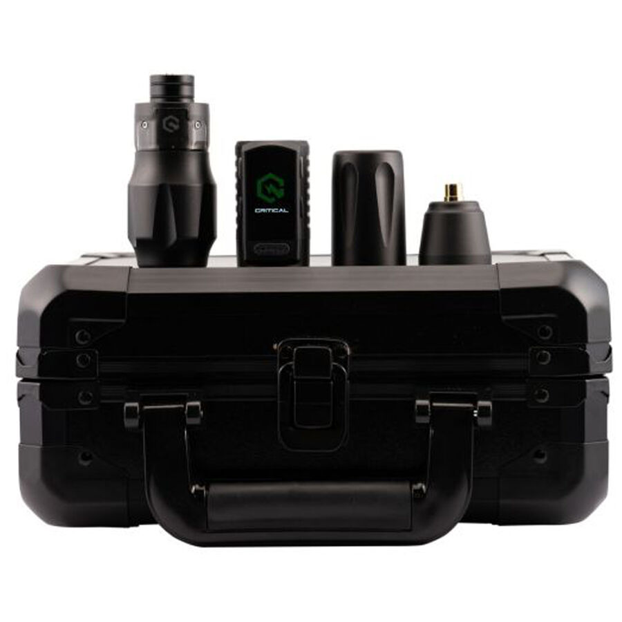 Set da tatuaggio con custodia nera, macchina e accessori su sfondo bianco