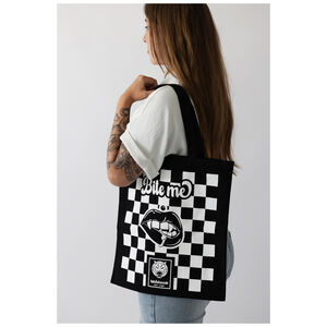 Wildcat Baumwolltasche mit Schachbrettmuster Frau mit schwarzer Baumwolltasche, Schachbrettmuster und 'Bite Me' Schriftzug