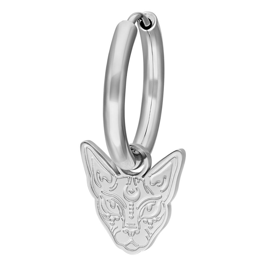 Aros de plata con colgante de gato Sphynx sobre fondo blanco