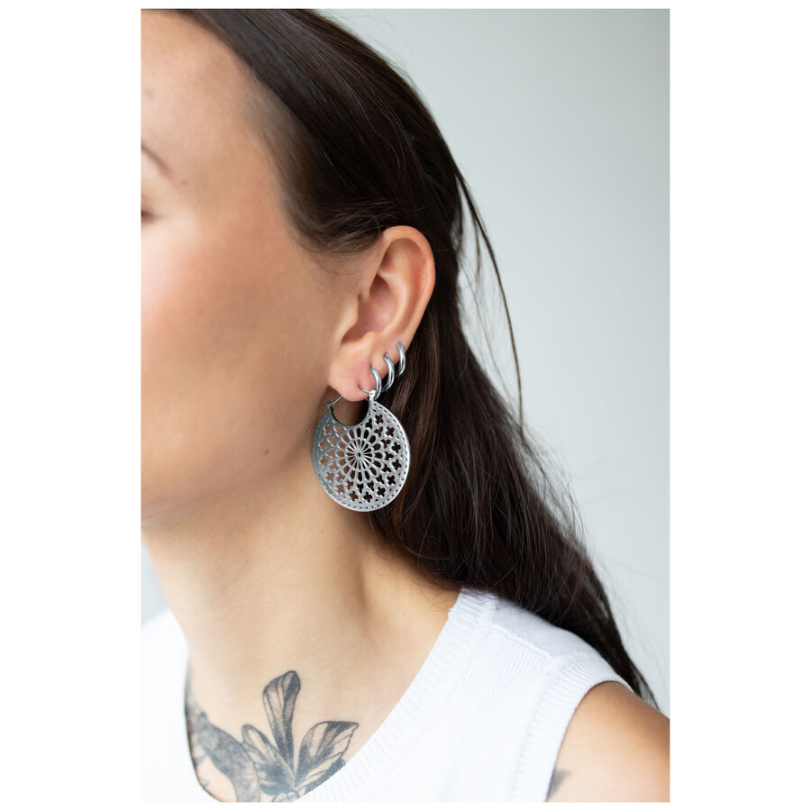 Orecchini Cathedral Hoops in argento indossati da donna, sfondo bianco