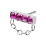 Accesorio de piercing plateado con cuatro piedras rojas y cadena, fotografiado de lado