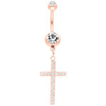 Piercing all'ombelico in oro rosa con ciondolo a croce e cristalli chiari su sfondo bianco