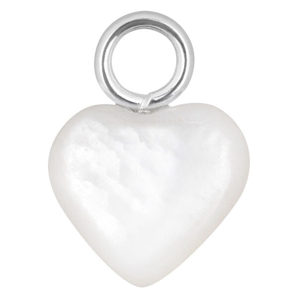 Colgante de corazón blanco con anillo plateado sobre fondo blanco