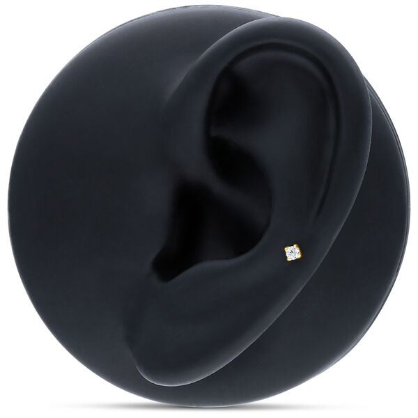 Accesorio dorado de 14K Gold con cristal claro sobre modelo de oreja negro