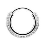 Clicker septum argento con cristalli chiari su sfondo bianco