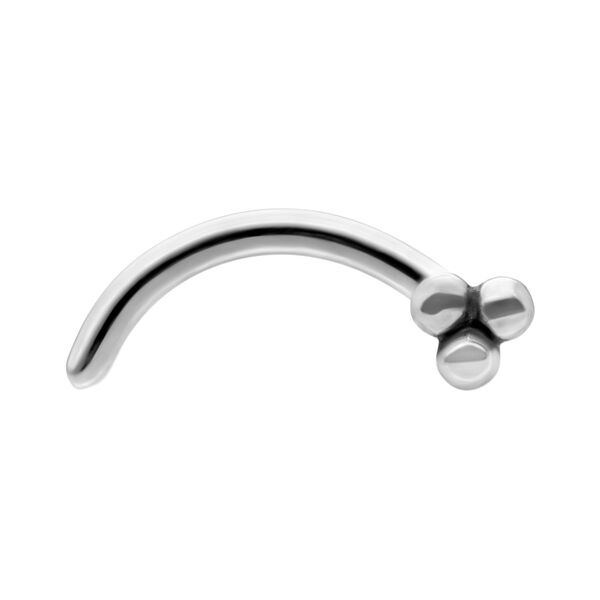 Piercing de nariz plateado de acero quirúrgico con diseño curvado sobre fondo blanco