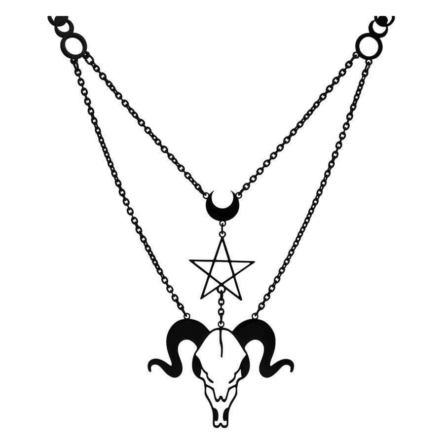 Collana nera con testa di ariete e pentagramma su sfondo bianco