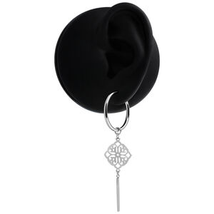 Silberne Clover Hoops Ohrringe Silberne Clover Hoops Ohrringe an schwarzem Ohrmodell auf weißem Hintergrund