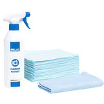 Flacone spray bianco con scritta blu e panni di pulizia blu su sfondo bianco