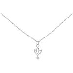 Collana d'argento con ciondolo a forma di giglio pendente su sfondo bianco
