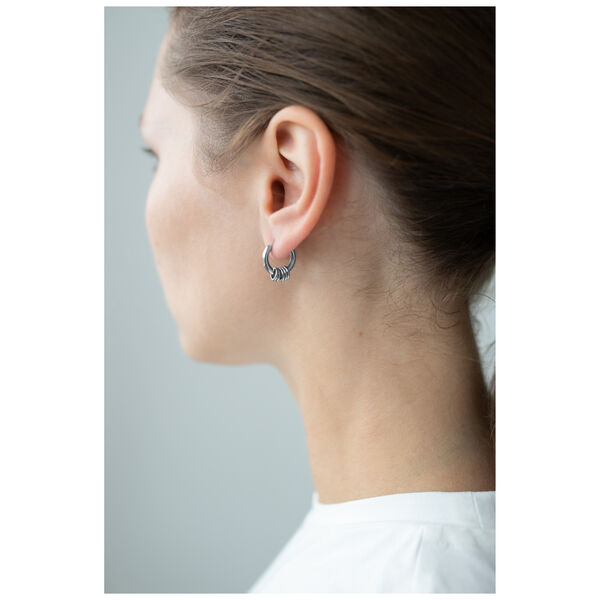 Pendientes de plata con cinco aros en una oreja, vista lateral