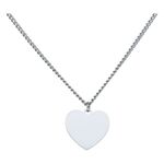 Collana argento con ciondolo a cuore incidibile, sfondo neutro
