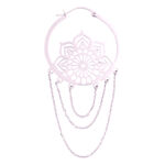 Pendientes La Fleur plateados con diseño floral y cadenas sobre fondo blanco