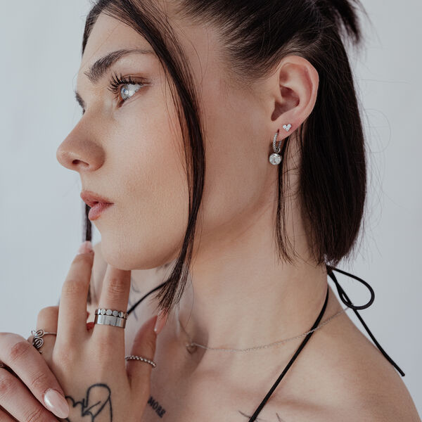 Mujer con Push Fit Cristal Corazón en la oreja, perfil lateral