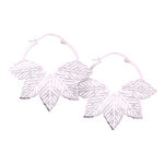 Due orecchini Abey Hoops con design a foglia su sfondo bianco