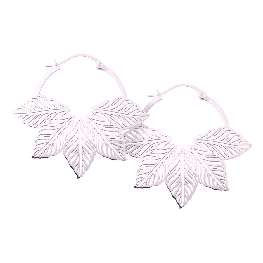 Due orecchini Abey Hoops con design a foglia su sfondo bianco