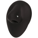 Piercing nasal negro en forma de nariz con un pequeño corazón plateado.