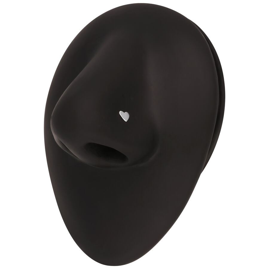 Piercing nasal negro en forma de nariz con un pequeño corazón plateado.