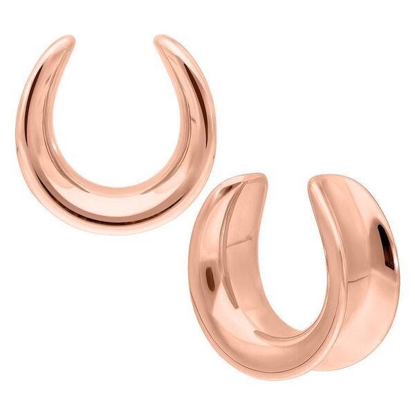 Kaksi rosékultaista Ear Saddles kirurginteräksestä valkoisella taustalla