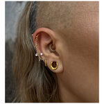 Piercing en la oreja con Clicker de oro de 14K y cristales claros, fotografiado de lado