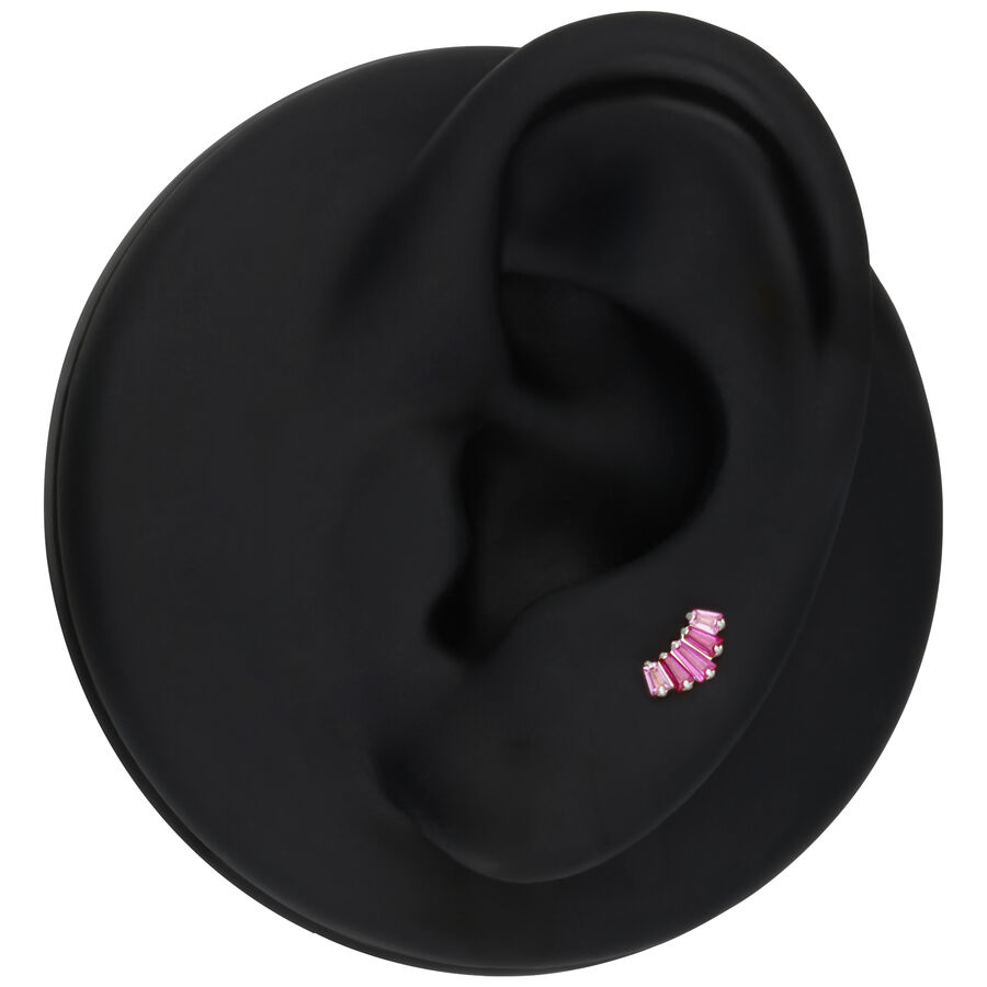 Ajuste plateado con cristales rojos rubí en un modelo de oreja negra