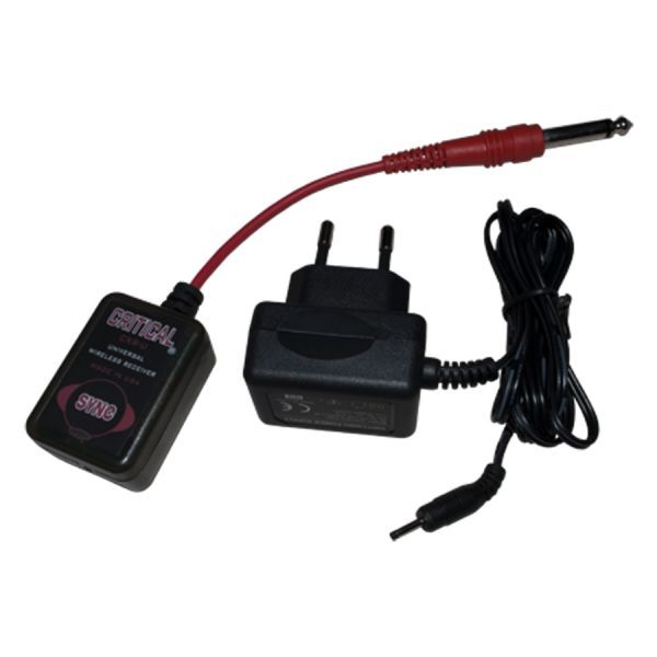 Receptor Universal EU negro con cable sobre fondo blanco