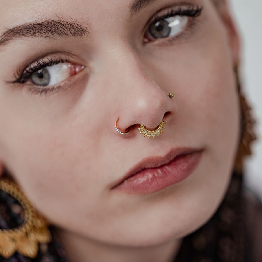 Mujer con anillo Conch dorado y cristales blancos, primer plano