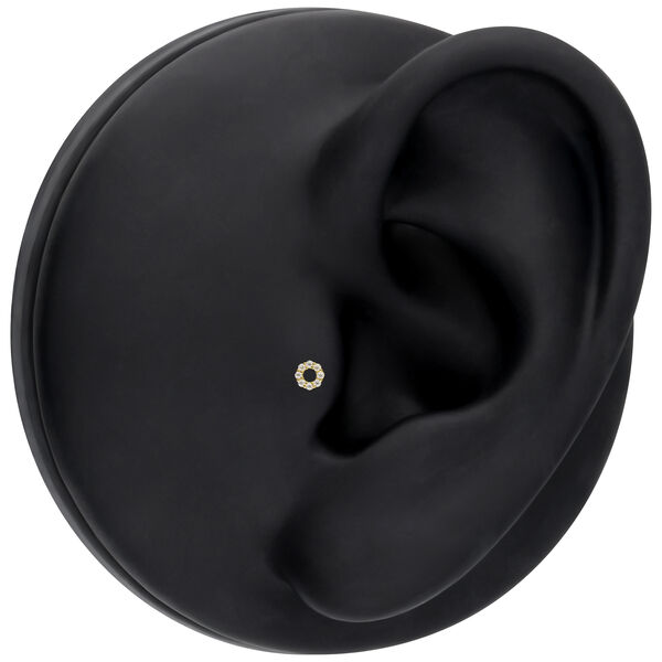 Accesorio Wreath de Moissanite dorado sobre modelo de oreja negro
