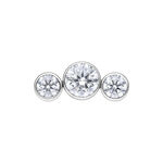 Inserto in metallo argentato con tre cristalli chiari su sfondo bianco