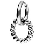 Silberne Twisted Circle Hoops aus Edelstahl auf weißem Hintergrund