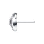 Ajuste de empuje de piercing plateado de 4 mm con piedra cristalina sobre fondo blanco