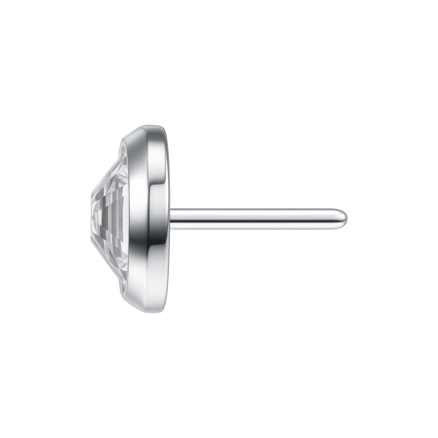 Ajuste de empuje de piercing plateado de 4 mm con piedra cristalina sobre fondo blanco