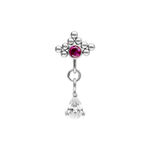 Accesorio de piercing plateado con cristal rojo y colgante ovalado sobre fondo blanco.