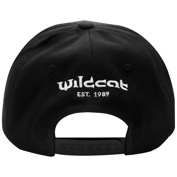 Musta Wildcat Snapback Cap valkoisella logolla ja säädettävällä kiinnityksellä valkoisella taustalla