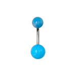 Piercing all'ombelico in titanio con due sfere blu su sfondo bianco